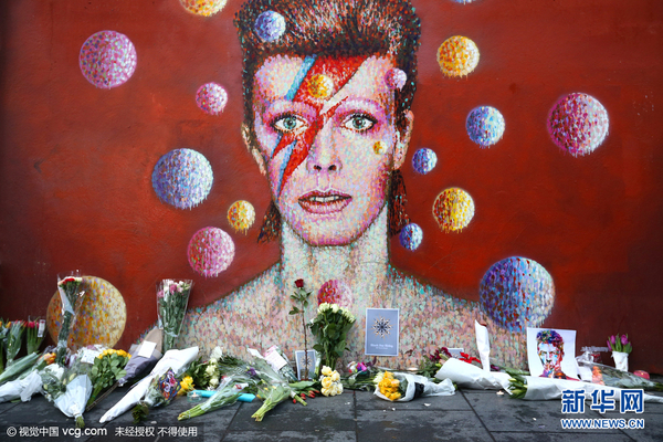 当地时间2016年1月11日,英国伦敦,乐迷们悼念乐坛传奇摇滚巨星大卫-鲍伊。图片来源:视觉中国