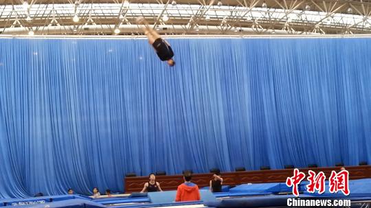 何雯娜:没想到晒工资成头条 退役后想开店