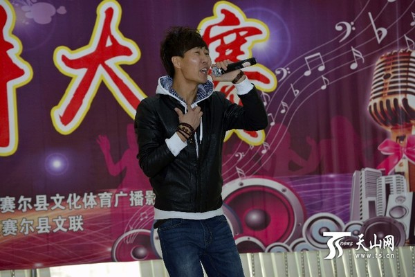 乌力杰演唱原创歌曲《未来》。