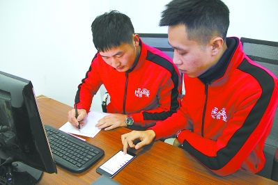 雷光鹏（左）与雷鸿飞在优化网站设计。