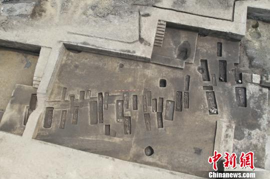 良渚墓地上层墓葬（西-东）　南京博物院供图　摄