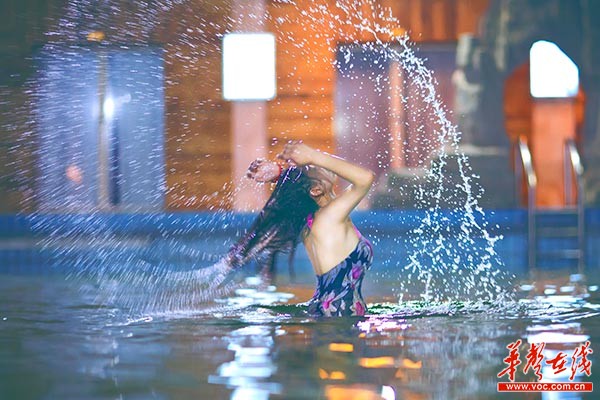 温泉中如出水芙蓉的模特，让人忍不住按下快门。