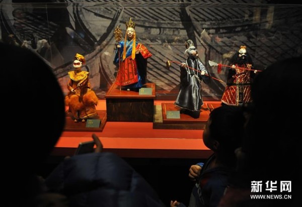 1月13日，观众在中国美术馆参观展出的木偶作品《西游记》。