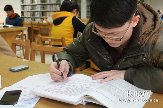 河北高校考试周引发占座热 考生5点摸黑排队