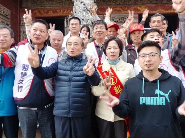 台&ldquo;立法院长&rdquo;王金平（左二）今天下午陪同&ldquo;立委&rdquo;候选人郑汝芬（右二）至彰化县溪湖镇扫街拜票。图片来源：台湾《联合报》记者凌筠婷／摄影