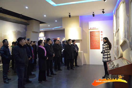 领导参观展览馆。 翟丽 摄
