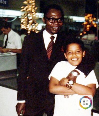 　　幼年奥巴马与父亲在美国的见面。