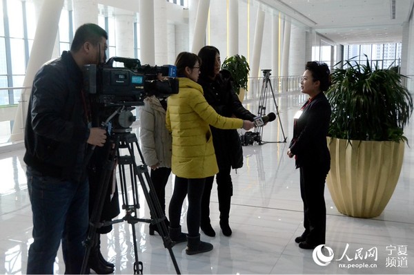 1月11日，宁夏十一届人大五次会议开幕式间隙，正在采访代表的记者。