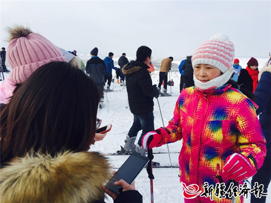 水区机构干部李灵接受记者采访