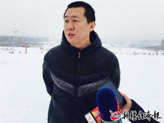 活动参与者刘涛接受记者采访