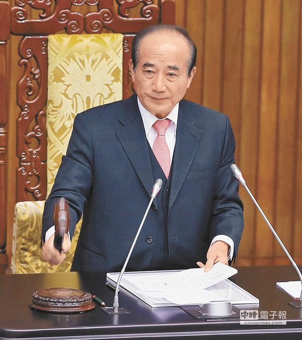 民进党成“立法院”最大党，王金平虽排国民党不分区第一，但龙头已确定换人。图为王金平过去任“院长”敲议事槌，如今成追忆。（本报资料照片）图片来源：台湾《中时电子报》