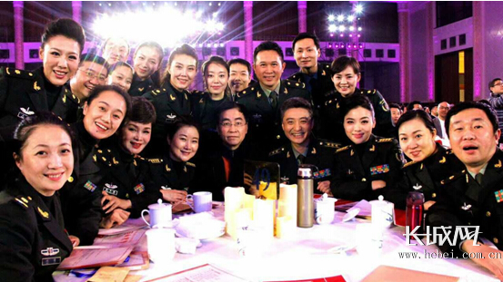 [独家] 百花迎春 文联春晚周炜携火箭军战士拜年