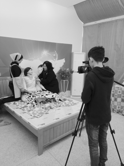 来自台湾的朱翠燕博士正在录制催乳手法视频课程。