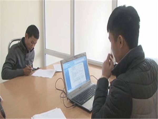 图为武文田(左)在接受警方审讯。