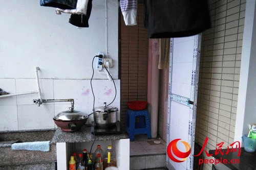 黄女士家楼上套房阳台里加建了厨房和卫生间。李挺摄