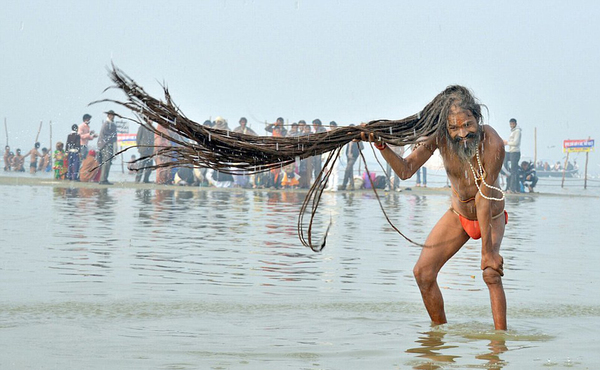 1月17日，一名印度教圣僧托起3米长发沐浴庆祝佛浴节。（网页截图）