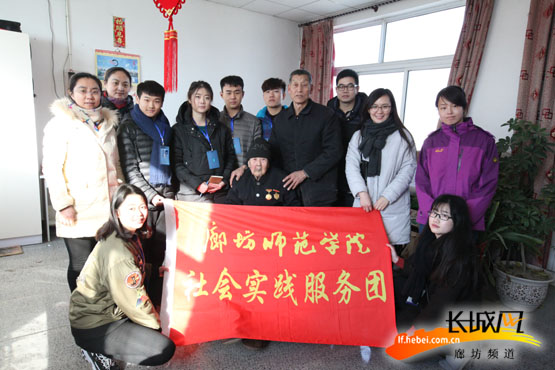 廊坊师范学院大学生志愿者慰问百岁抗战老兵吕树芝。吕璠供图 长城网廊坊1月19日讯(记者 孙泽恒 通讯员 杨立新 吕璠)为关注抗战老兵、弘扬爱国主义精神,1月18日,廊坊师范学院大学生志愿者来到固安县知子营乡慰问了百岁抗战老兵吕树芝和两户军烈属。 期间,志愿者们不仅为老人们送去了米、面、油等慰问品,还一起聆听老人的亲属讲述抗战故事,重温民族记忆。 吕树芝老人1915年出生,1938年参加八路军,随聂荣臻元帅在晋察冀边区抗日打鬼子,曾参加过平型关大捷、百团大战等大小数十个战役,身体多处负伤。现居于河北省固安