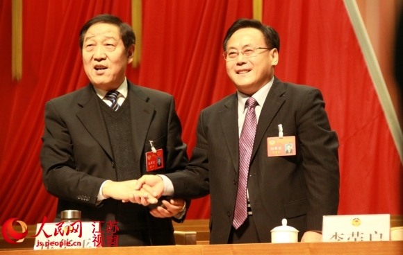 李荣启（右）全票当选新一任徐州市政协主席后，原政协主席庄华平（左）与他握手。
