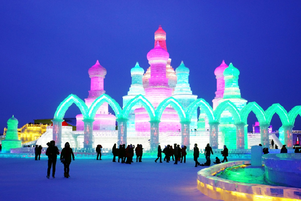 图为第十七届冰雪大世界园区内巧夺天工的冰雪景观。