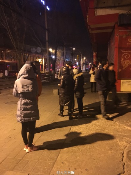 青海门源县发生6.4级地震，西宁市震感明显，许多市民下楼，站在零下13℃的街道上避震。