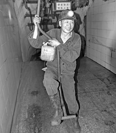 王州明准备下井。