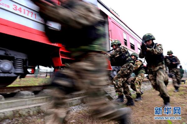 　　 2月11日，特战队员快速突击。