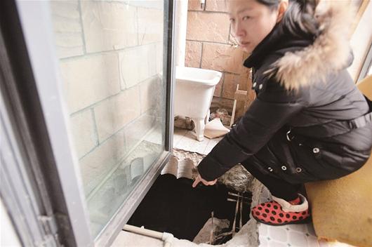 图为:邻居将自家地面凿开监视对方万人