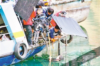 剧组在小三峡拍摄场景。