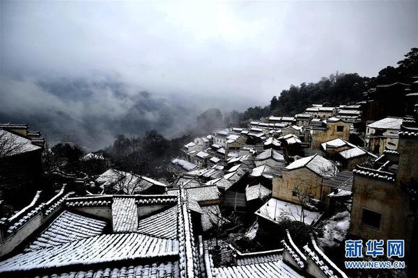 　　    这是1月21日在江西婺源县篁岭古村拍摄的雪景。