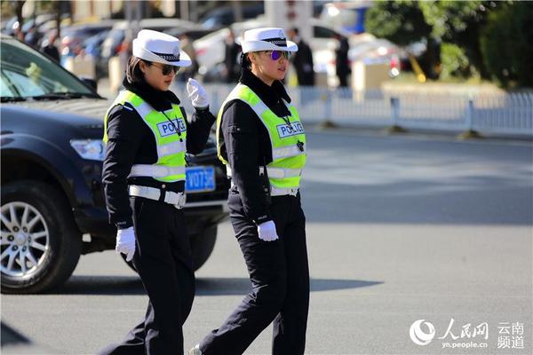 女交警们的举手投足之间都吸引着大家的眼球 人民网 薛丹 摄