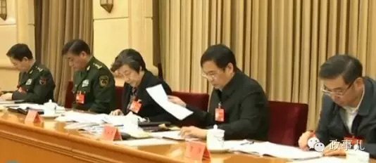 画面最左侧为李晓峰中将