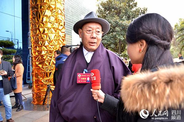 政协四川省第十一届委员会第四次会议于今日上午开幕，媒体记者关注少数民族政协委员所提的提案。（刘浏 摄）