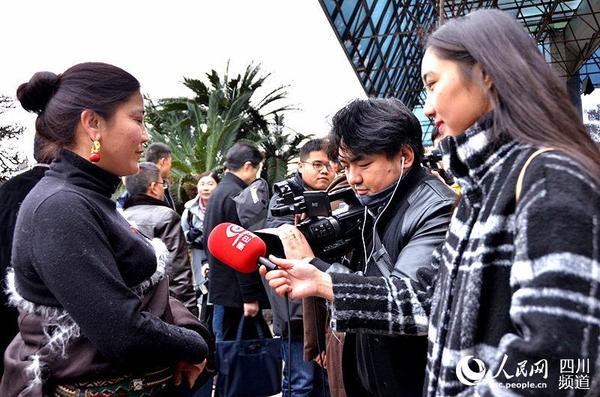 政协四川省第十一届委员会第四次会议于今日上午开幕，图为政协委员会前接受康巴卫视采访。（刘浏 摄）
