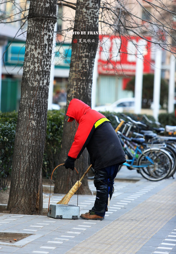 严寒中的环卫工人_图1-2