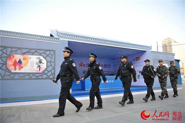 该处民警联合地方特警、武警开展武装巡逻，维护站车安全。