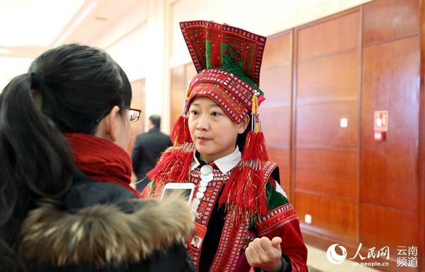 1月24日上午，一名少数民族代表正在接受媒体采访。人民网 虎遵会 摄