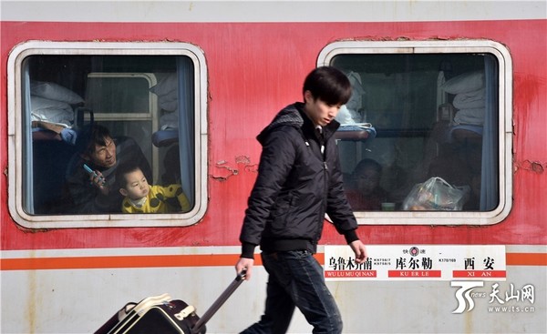 1月24日14时27分许，库尔勒发往西安的K170次列车缓缓驶出库尔勒火车站，拉开了库尔勒火车站春运的大幕。巴音郭楞日报记者 杨坤 摄