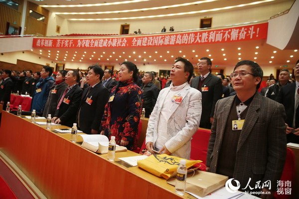 开幕式上，政协委员集体唱国歌