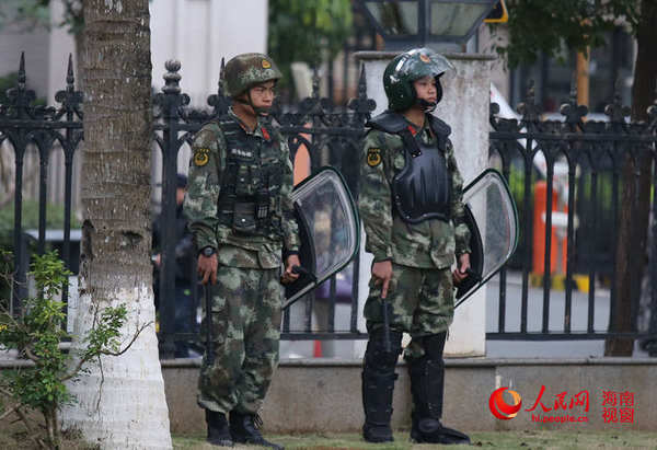海南“两会”期间，严格值守自己岗位的武警特战队员