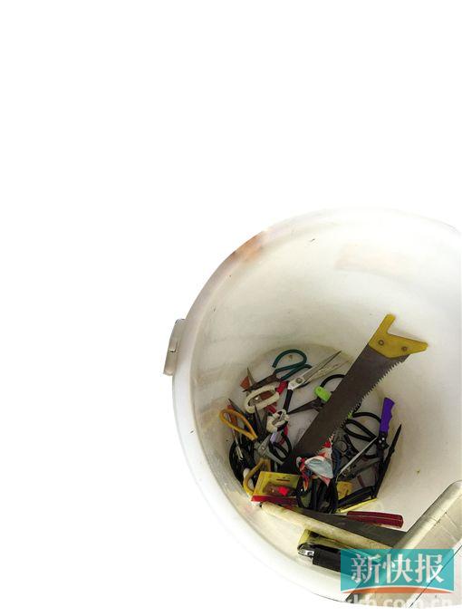 ■昨日,警方向记者展示在广州火车站查获的部分刀具。