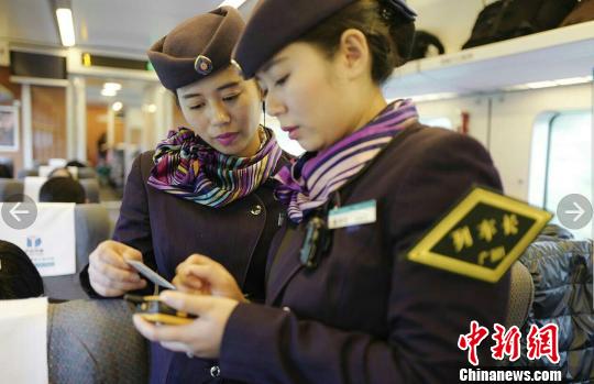 高铁上的孪生姐妹花　范恒　摄