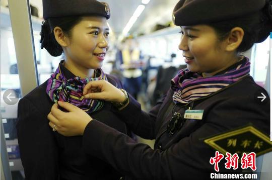 高铁上的孪生姐妹花　范恒　摄