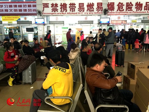 1月27日上午，海口汽车南站春节景象