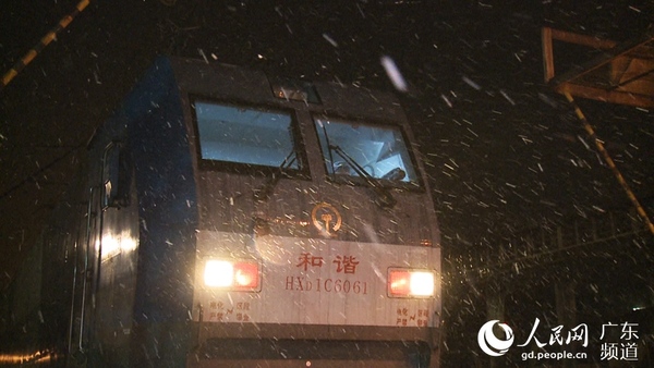 经过半小时的整修、试验,机车各项指标正常合格,他又将伴随钢轨驶入新的旅途。