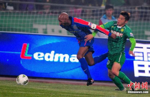 资料图：阿内尔卡(蓝色)在中超比赛中。图片来源：Osports全体育图片