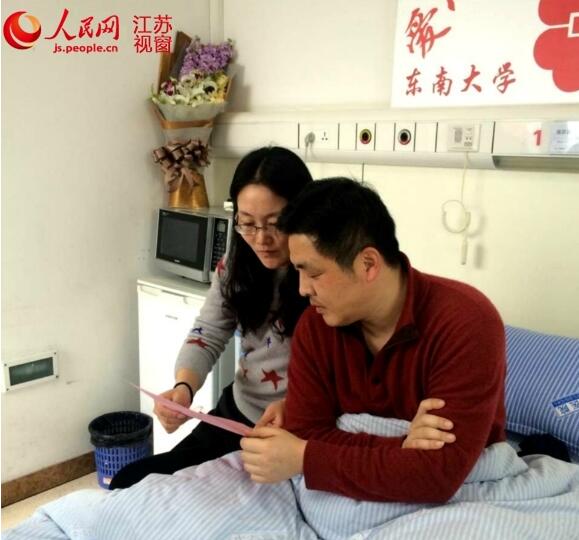 张洪波夫妇看着患者家属送来的感谢信