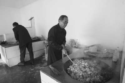 村民准备槐猪宴。