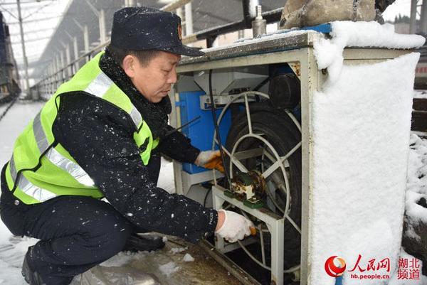 雪中维修给水机