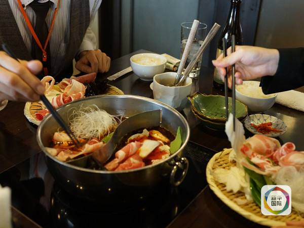 　　店里的日本客人兴致勃勃地涮火锅。（新华社记者方艺晓摄）