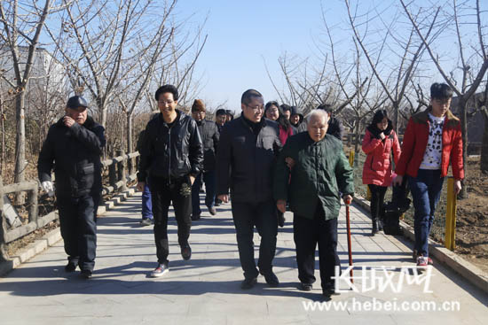 老干部们在国华影视基地参观考察。 长城网 席亚楠 摄